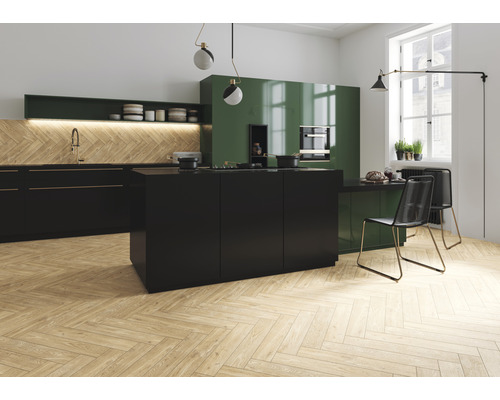 Modernt kök med köksö, diskho och sittgrupp.