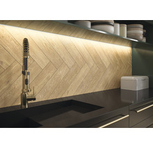 Köksscen med diskho, kran och träväggspaneler i fiskbensmönster