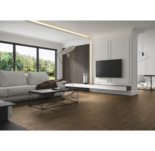 Ljust vardagsrum med soffa, bord och trägolv