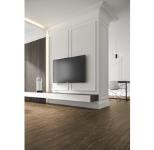 Modernt vardagsrum med TV, panelvägg och trägolv