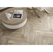 Bild av ett vardagsrum med ett golv av träimitation i fiskbensmönster.