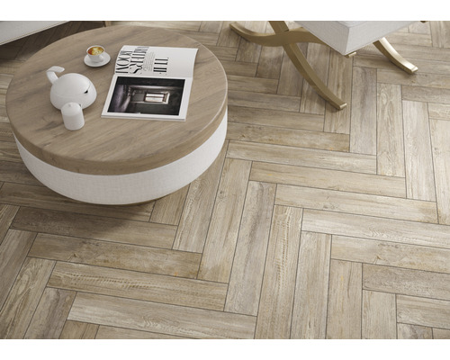 Bild av ett vardagsrum med ett golv av träimitation i fiskbensmönster.