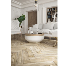 Ljust vardagsrum med soffa, fåtölj, soffbord och bokhylla