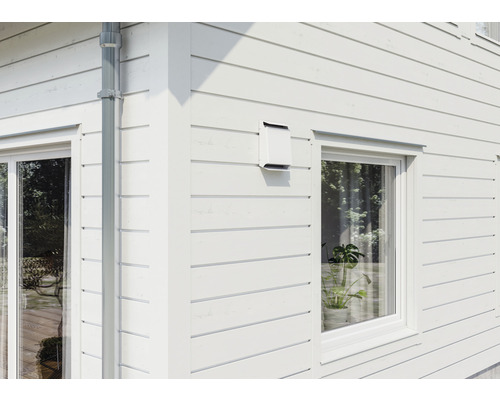 Utsida av ett hus med fönster, fasad och ventilation