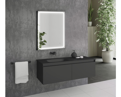 Badrum med tvättställsskåp, spegel och handdukshållare