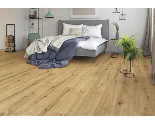 Sovrum med ljust trägolv, säng och dekoration