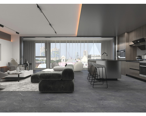 Interiörbild av ett vardagsrum med kök, soffa och barstolar