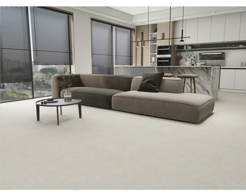 Ljust vardagsrum med soffa, soffbord och persienner