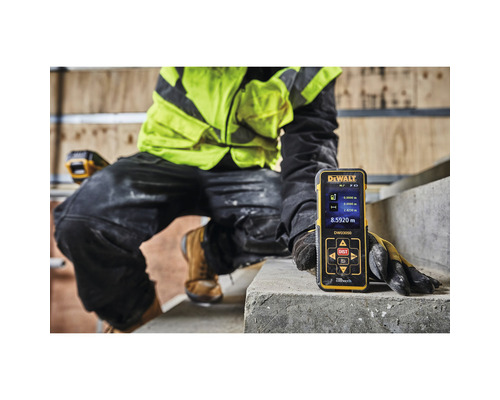 Hantverkare med DeWalt laseravståndsmätare på en byggarbetsplats