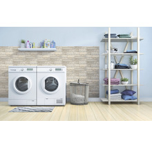 Tvättstuga med tvättmaskin, torktumlare, hylla och tvättkorg för organisering av tvätt