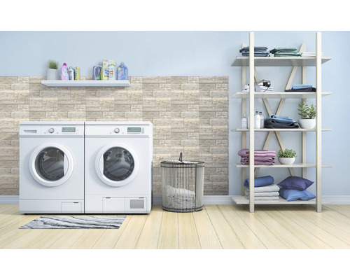 Tvättstuga med tvättmaskin, torktumlare, hylla och tvättkorg för organisering av tvätt