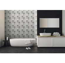 Badrum med badkar, handfat och väggplattor med mönster