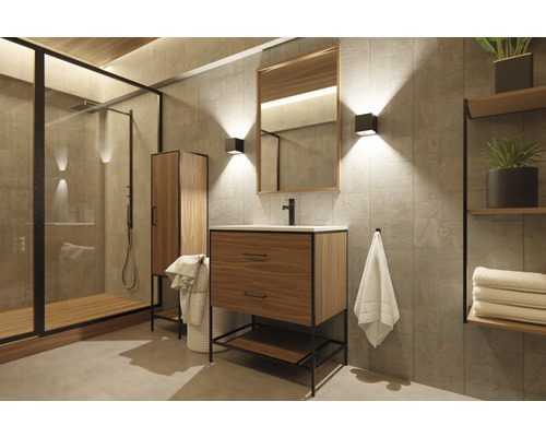 Badrum med dusch, tvättställ, spegelskåp, handduk och hyllor för en ljus och organiserad atmosfär