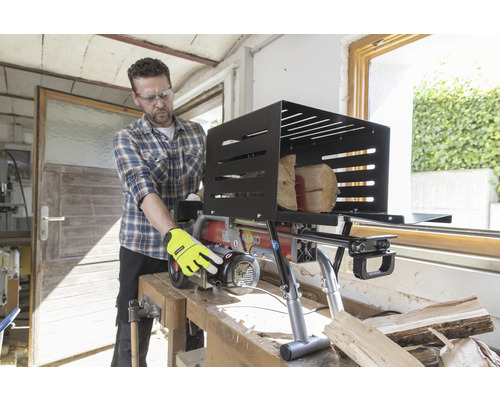 Man använder vedklyv med skyddsanordning