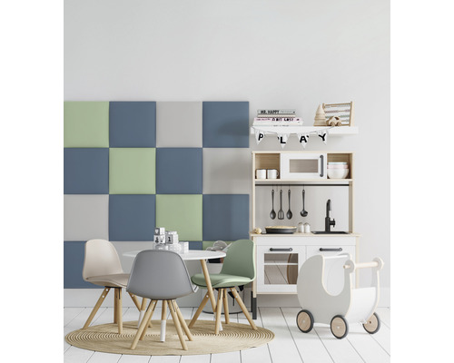 Lekrum för barn med akustikpaneler, bord, stolar, leksakskök och leksaksvagn