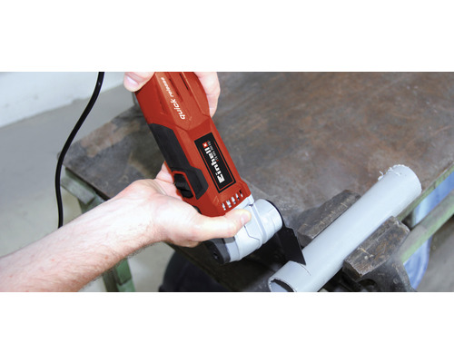 Einhell multifunktionsverktyg används för att skära ett rör