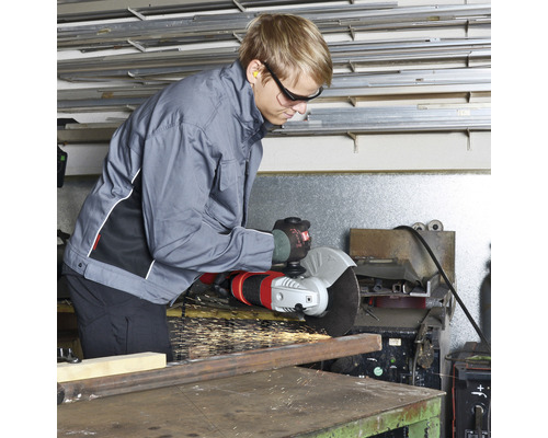 En person skär en bit metall med en vinkelslip.