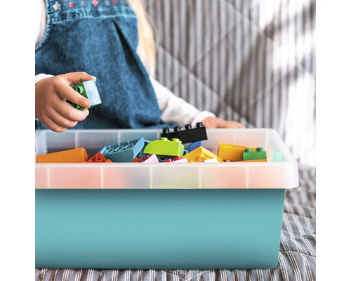 Barn som leker med byggklossar i en förvaringslåda