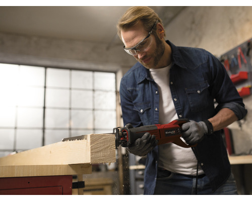 Man sågar trä med en Einhell tigersåg i en verkstad