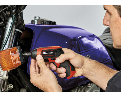 Einhell sladdlös skruvdragare som används på en motorcykel