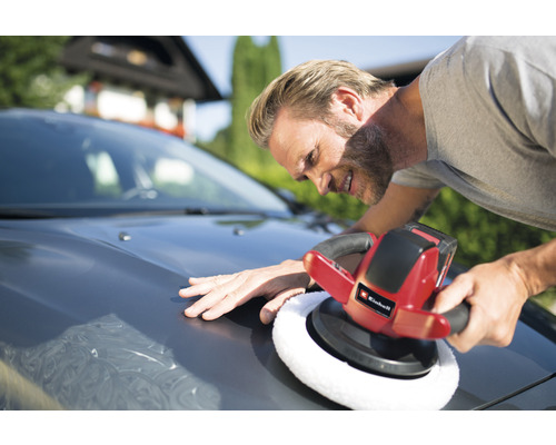 Man polerar bil med Einhell polermaskin