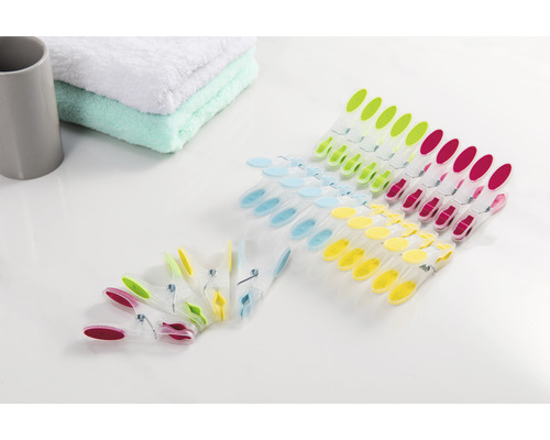 Set med mångfärgade tvättklämmor av plast