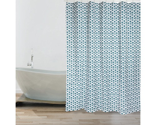 Badrumsscen med badkar och duschdraperi med prickigt mönster