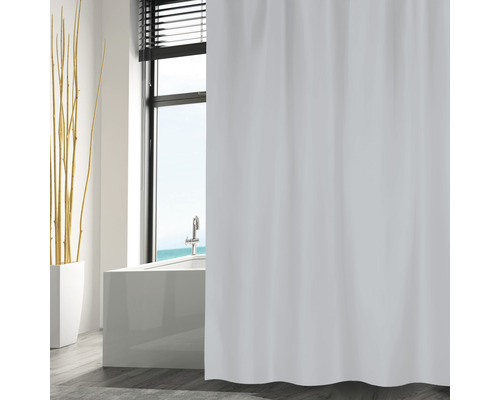 Badrumsscen med badkar och vitt duschdraperi