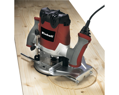 Enhandsfräs från Einhell som används på en träplanka med en cirkelformad fördjupning.