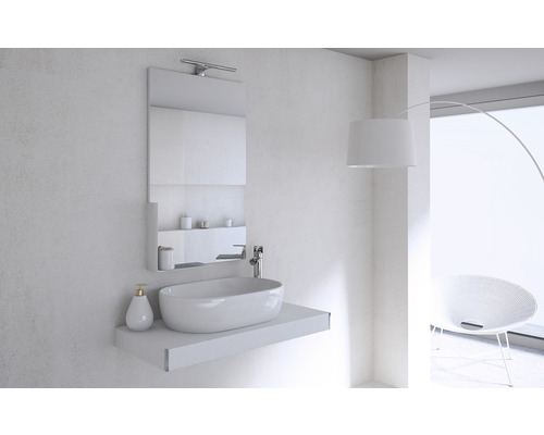 Modernt badrum med handfat, spegel och belysning