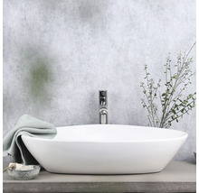 Tvättställ på bänkskiva i badrum med blandare och dekoration