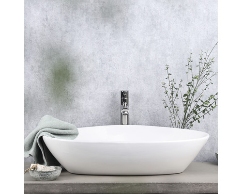 Tvättställ på bänkskiva i badrum med blandare och dekoration