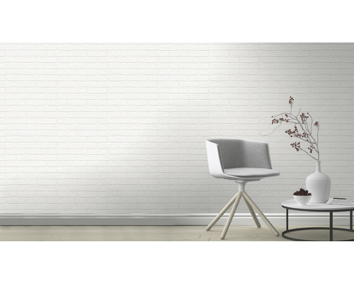 Ljust rum med vit tegelvägg, stol och sidobord