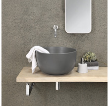 Badrumstvättställ med spegel, kran, handduk och tvålpump