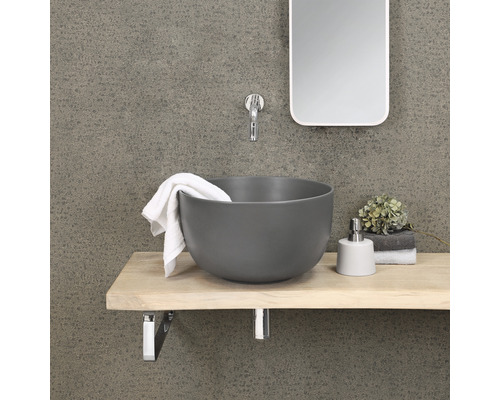 Badrumstvättställ med spegel, kran, handduk och tvålpump