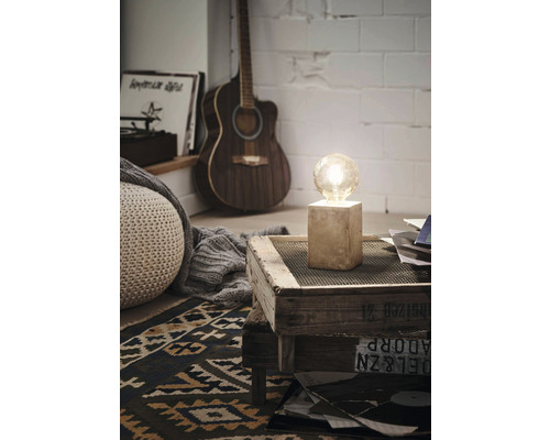 Rum med matta, gitarr, skivor och bordslampa