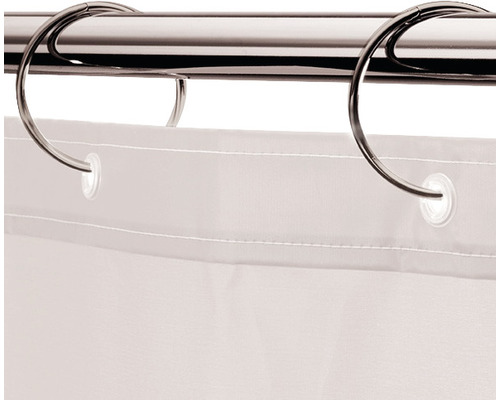 Duschdraperiringar i metall på duschstång med duschdraperi