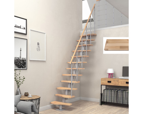 Rumsutsikt med trappa med trätrappsteg och metallräcke