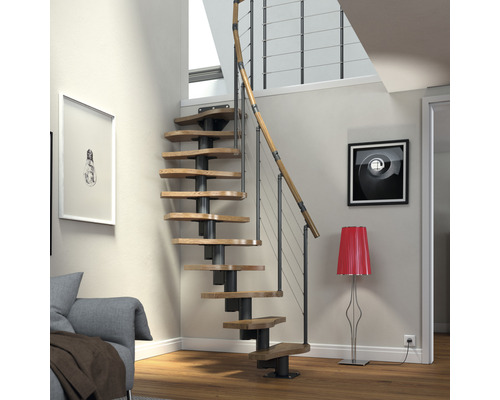 Rumsbild med spiraltrappa i trä och metall