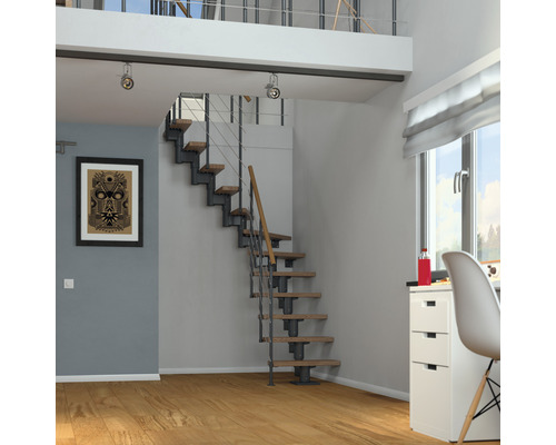 Rumsöversikt med trappa av trä och metall
