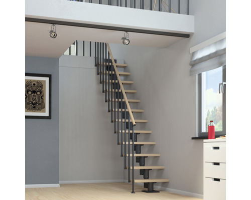 Rumsöversikt med platsbesparande trappa av trä och metall.