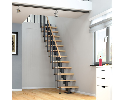 Rumsbild med trätrappa med metallräcke