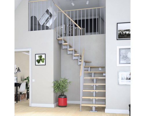 Trappa i ett vardagsrum med trätrappsteg och metallräcke