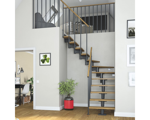Trappa med trätrappsteg och metallräcke i ett vardagsrum.
