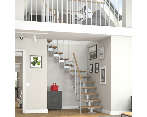 Trappa i ett vardagsrum med trätrappsteg och räcke