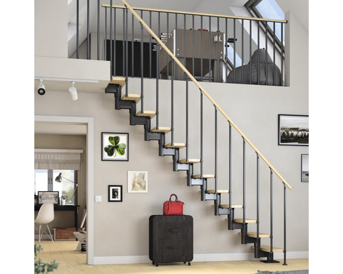 Trappa med trätrappsteg och metallräcke i ett modernt vardagsrum.