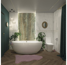 Modernt badrum med badkar, toalett, spegel och växter