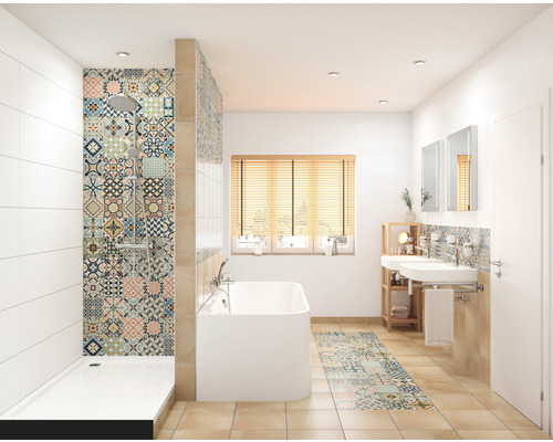 Badrum med dusch, badkar, handfat och mönstrade kakelplattor
