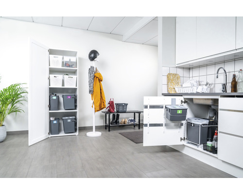 Ljust rum med garderob, klädhängare, bänk och diskho med avfallssorteringssystem