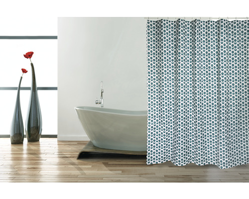Badrum med badkar och duschdraperi med mönster